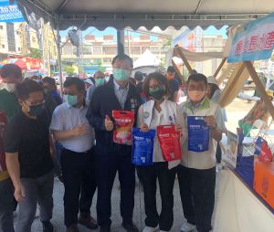 ▲高雄市副市長羅達生(中)推銷高雄海味。(圖/記者黃守作攝,2022.08.20) ▲高雄市副市長羅達生(中)推銷高雄海味。(圖/記者黃守作攝,2022.08.20)