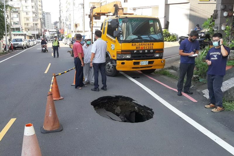 台南永康驚見「天坑」！釀小轎車前輪懸空 陷1米深大洞 社會萬象 生活 Nownews今日新聞 8893