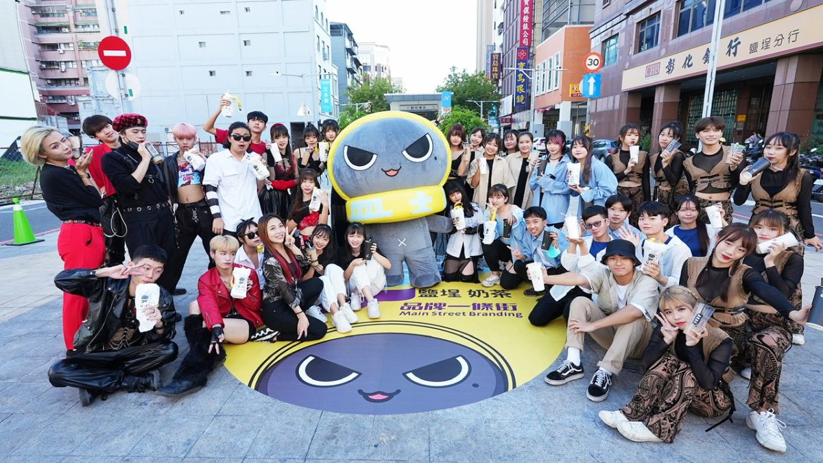▲高雄鹽埕區新樂街「奶茶夏日Party」活動，可愛「Q-ri」現身。（圖／商研院提供）