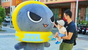 ▲超Q萌的Q-ri吸引大小朋友親密互動,成為奶茶一條街亮點。(圖/商研院提供) ▲超Q萌的Q-ri吸引大小朋友親密互動,成為奶茶一條街亮點。(圖/商研院提供)