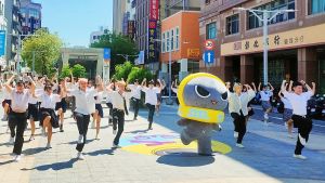 ▲奶茶一條街活動，Q-ri與學生一起青春熱舞。（圖／經濟部商業司提供）