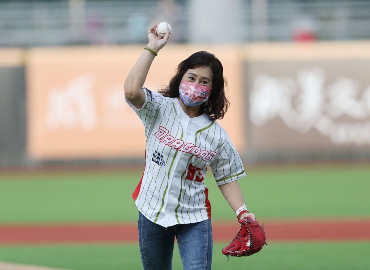 ▲今晚味全龍舉辦徐總日，邀請「師母」謝榮瑤開球(圖/味全龍球團提供)