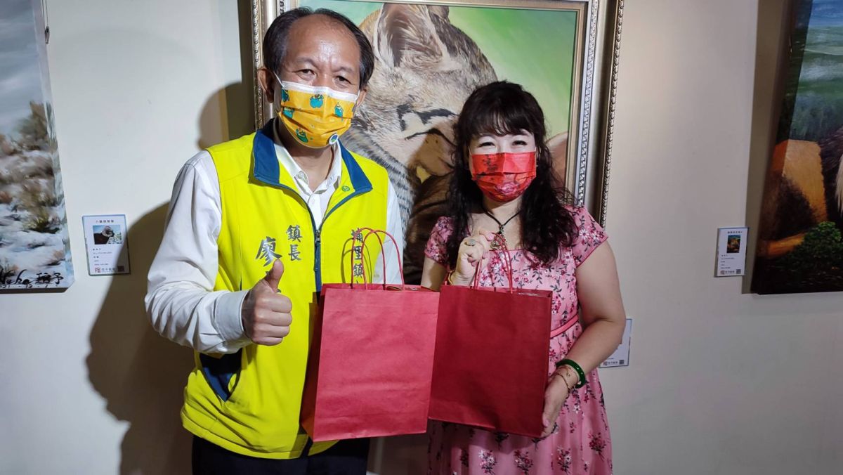 ▲埔里鎮長廖志城肯定黃琯予畫風精緻，充滿感性與療癒之美，是埔里之光。（圖／黃琯予提供）