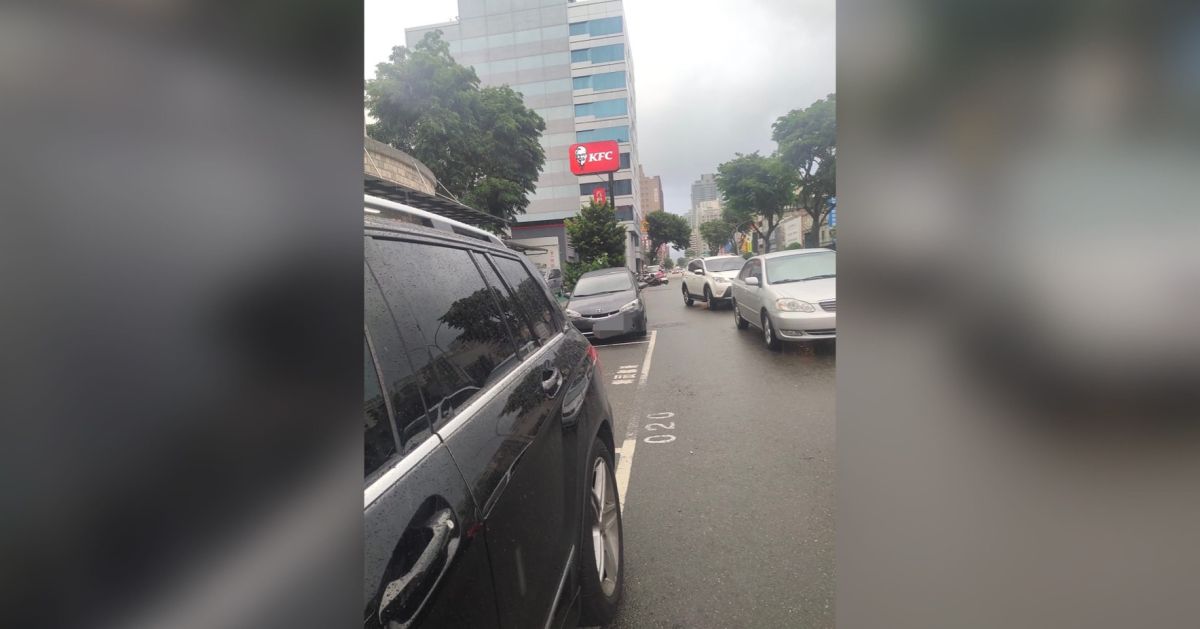 ▲有位收費員分享工作時的荒唐遭遇，過程曝光也引來不少網友直搖頭。（圖／翻攝《爆廢公社》）