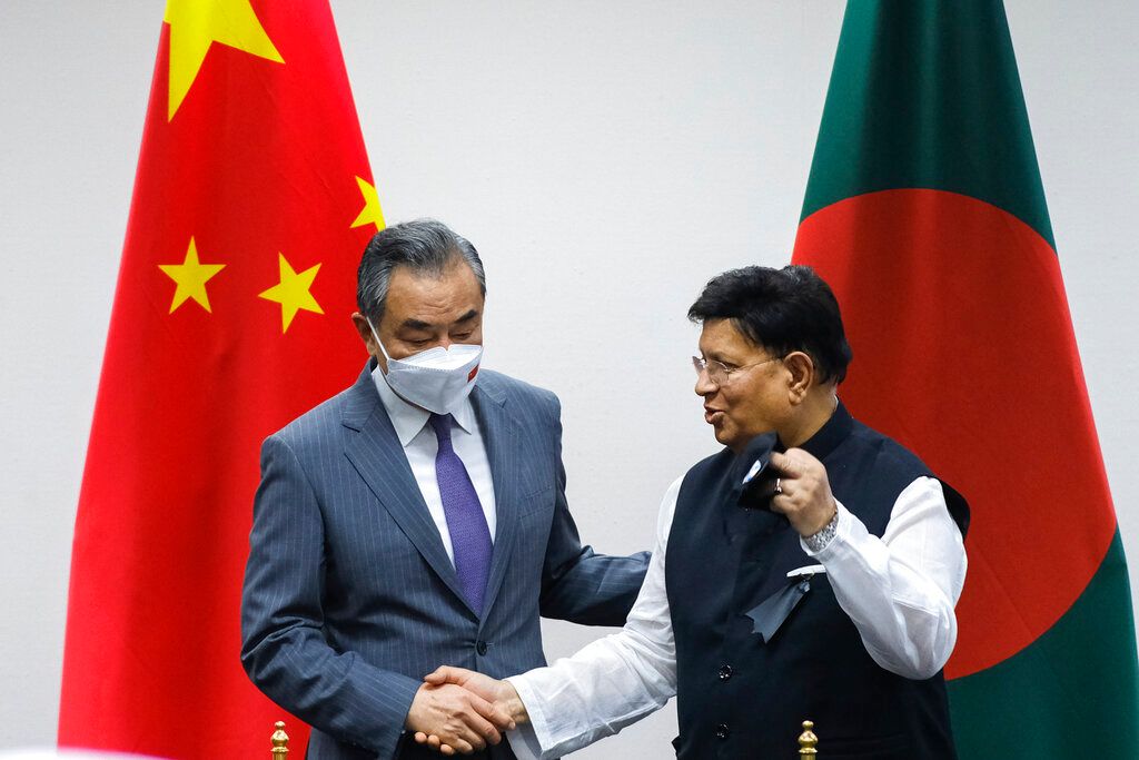 ▲孟加拉受到一帶一路鉅額債務與通膨衝擊，國內領著低薪的採茶工人苦不堪言，發起長達一周的罷工行動。圖為中國與孟加拉外長會晤。（圖／美聯社／達志影像）