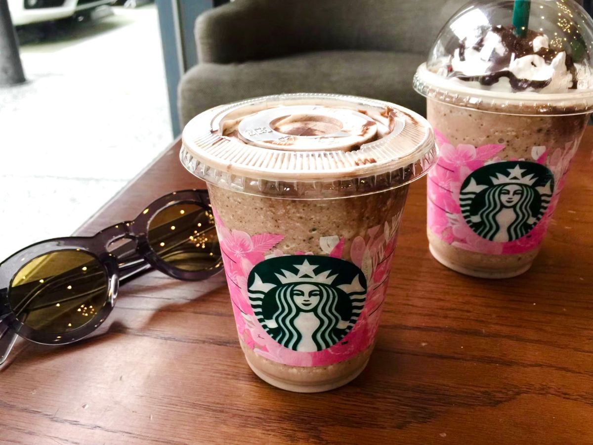 ▲上班族週一Monday不Blue，星巴克咖啡「全品項買一送ㄧ」，限8/22(一)、8/23(二)16:00-20:00，購買兩杯特大杯相同風味／冰熱的飲料，其中一杯由星巴克招待；伯朗咖啡整個8月「每週一」持Lounge卡消費，飲品通通買一送一。（圖／記者蕭涵云攝）