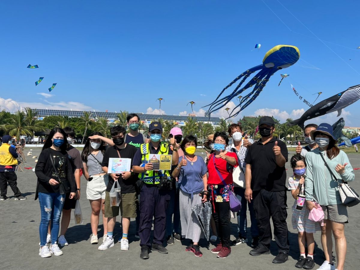 ▲鼓山分局旗津分駐所為了避免國人及暑期打工的青少年誤信話術，趁著假日搭配旗津區舉辦風箏節活動在海水浴場宣導淪為國外惡毒犯罪集團宰割的「豬仔」。（圖／鼓山分局提供）
