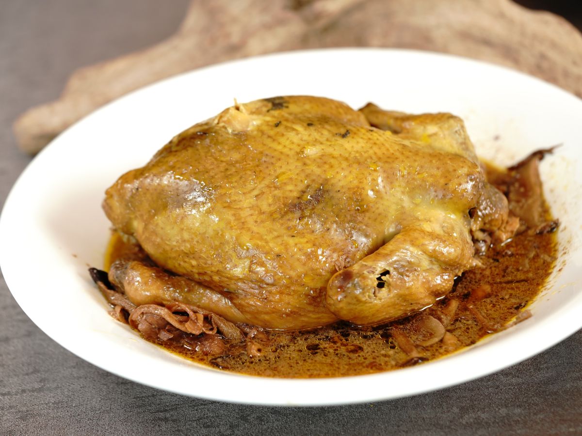 ▲蟬聯6年榮獲上海米其林二星殊榮，「朧粵」廚藝總監的主廚簡捷明，再開「聚苑」登陸台北民生社區，端出私房中菜打造家宴美味。（圖／聚苑提供）