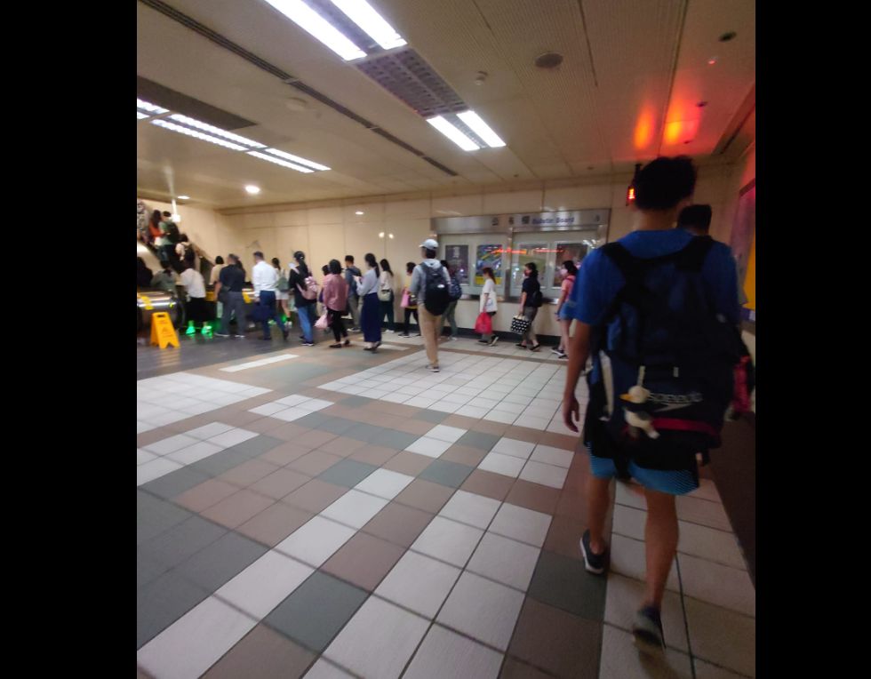 ▲有民眾目睹自家附近的捷運站，出站時手扶梯常出現「排隊奇景」，讓她不禁困惑「左邊明明就很空啊」。（圖／翻攝《爆廢公社》）