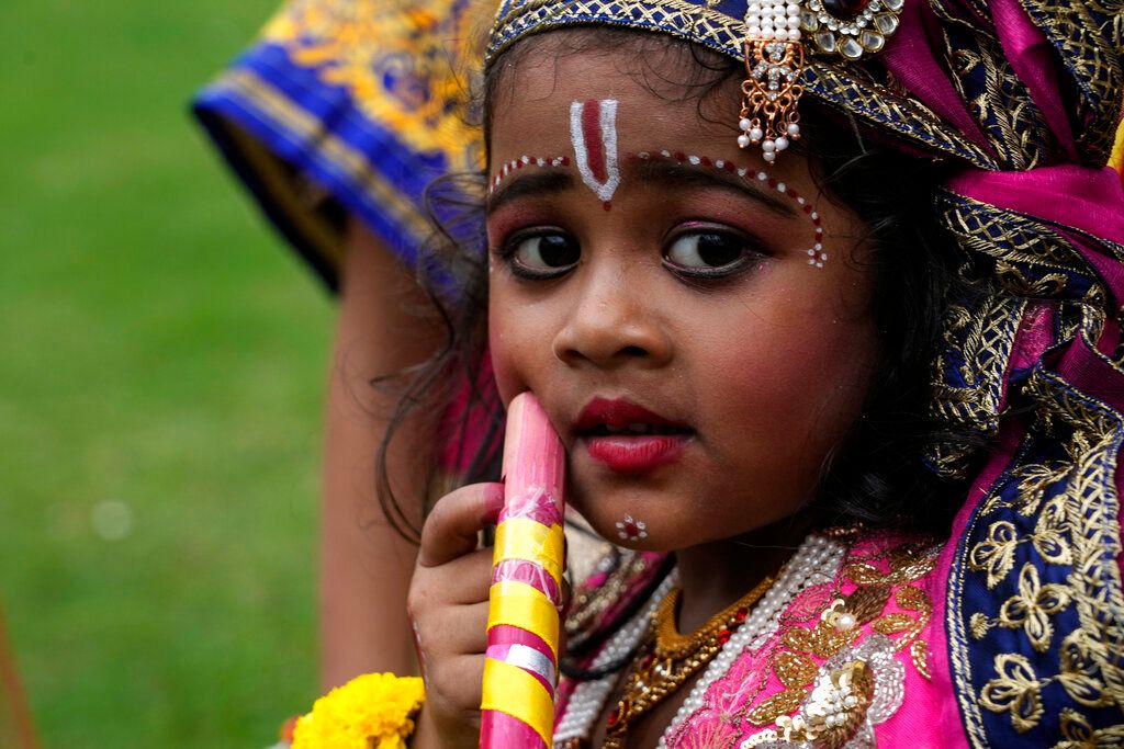 ▲印度教徒最近歡度「黑天誕生日」，也就是神明「黑天」（Krishna）的生日，印度人禁食並進寺廟祈福，小男生和小女生分別打扮成童年黑天和黑天女友應景，快樂過節。（圖／美聯社／達志影像）