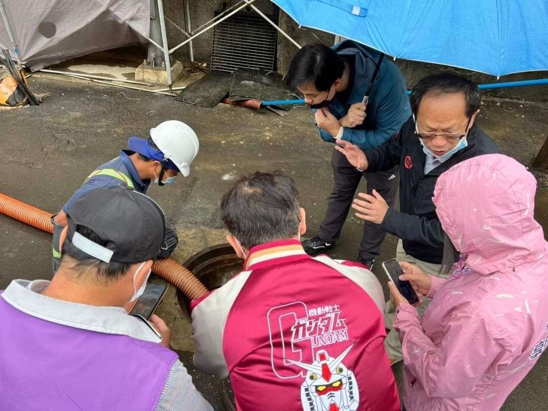 ▲綠營議員參選人轉PO照片，證明鄭運鵬赴現場關心桃園蘆竹「美福大火」，打臉張善政團隊的抹黑。（圖／翻攝自郭麗華臉書）