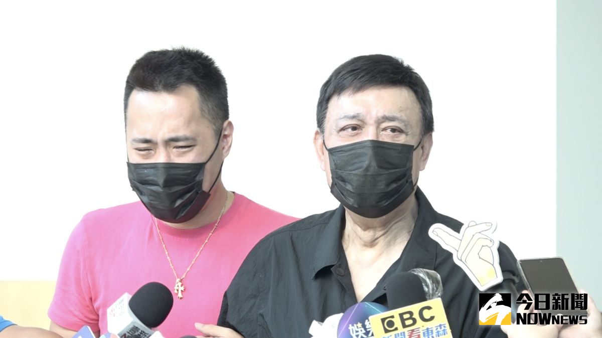 ▲余天（右）證實余苑綺癌逝，左為余祥銓。（圖／記者陳思誼攝）