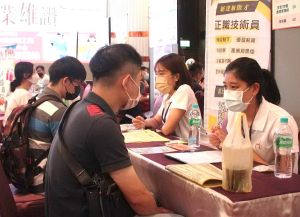 全端開發工程師求供比達5.7!年前10大職缺出爐