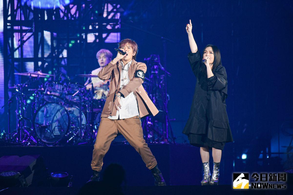 ▲徐佳瑩（右）擔任八三夭演唱會嘉賓，還被主唱阿璞「情勒」多唱一首歌。（圖／記者陳明安攝, 2022.08.21）