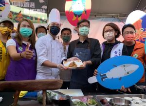 ▲高雄市長陳其邁(右3)與廚師共同料理風味獨特的石斑魚「不NG」燒烤創意料理。(圖／記者黃守作攝，2022.08.21)