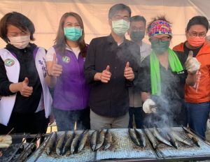 ▲高雄市長陳其邁(左3)與民眾共同燒烤秋刀魚。(圖／記者黃守作攝，2022.08.21)