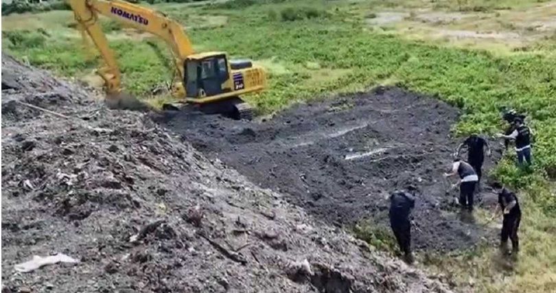 ▲檢警挖掘垃圾掩埋場，試圖找出朱母的屍塊。（圖／翻攝畫面）