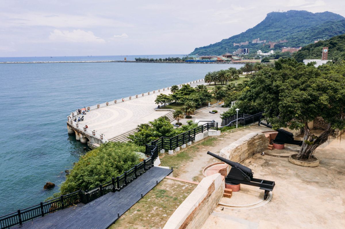 ▲因應「台灣設計設計台灣」系列活動，高雄市文化局在市訂古蹟雄鎮北門，復刻已佚失的阿姆斯壯大礮安裝於礮座處。（圖／高雄市文化局提供）