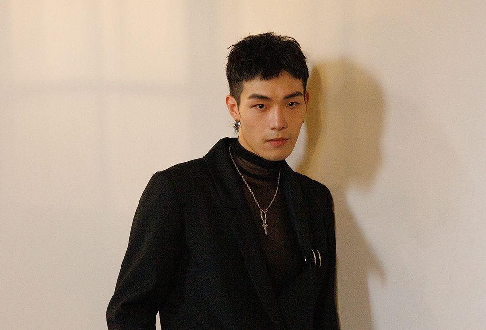 ▲牧森扛起30多公斤的行囊登山，像極了「高山協作員」。（圖／周子娛樂提供）