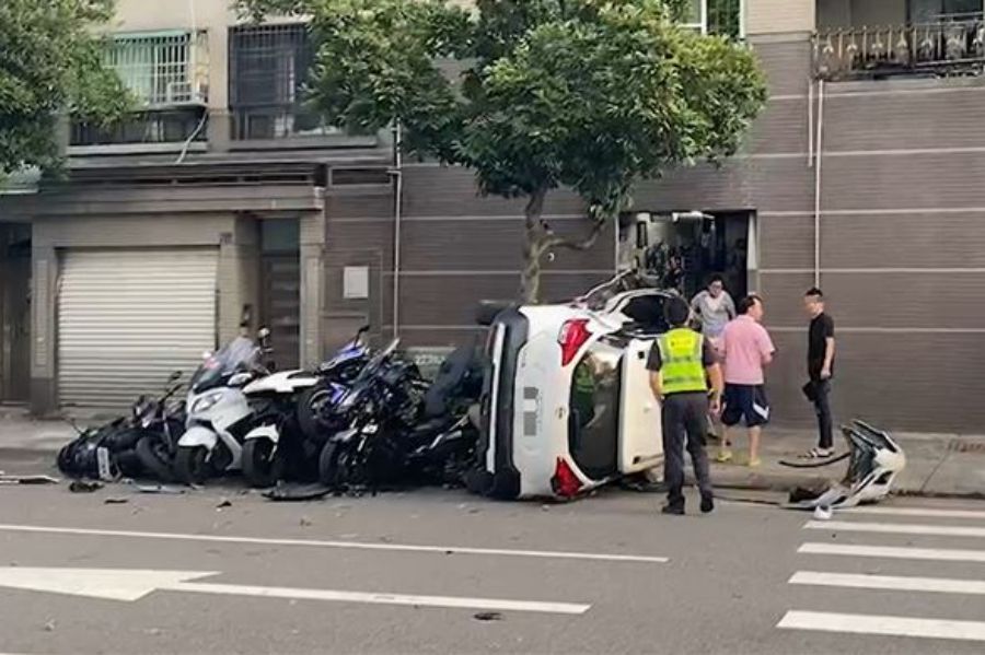 ▲台中市北屯區昌平東二路與山西路三段路口，今（22）日清晨發生一起嚴重車禍，一輛保時捷與休旅車相撞，休旅車被撞翻飛出去，還波及路旁一排重機。（圖／翻攝畫面）