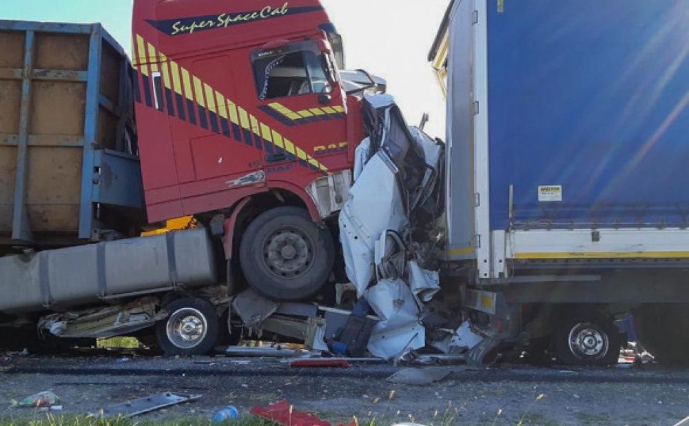 ▲俄羅斯烏里揚諾夫斯克州有一輛貨車與一輛小型巴士相撞，造成至少16人喪命，另有3人送醫治療。（圖／翻攝自AZERTAC）