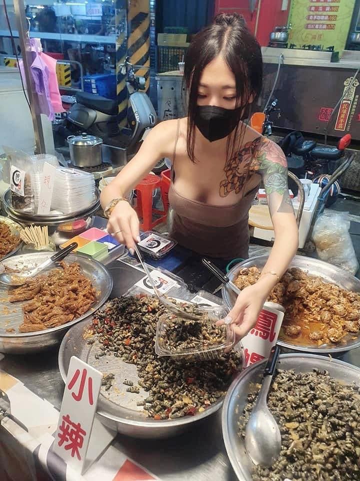 ▲一位身材姣好的燒酒螺攤販老闆娘引起討論，本尊也被找到了！（圖/爆廢公社公開版）
