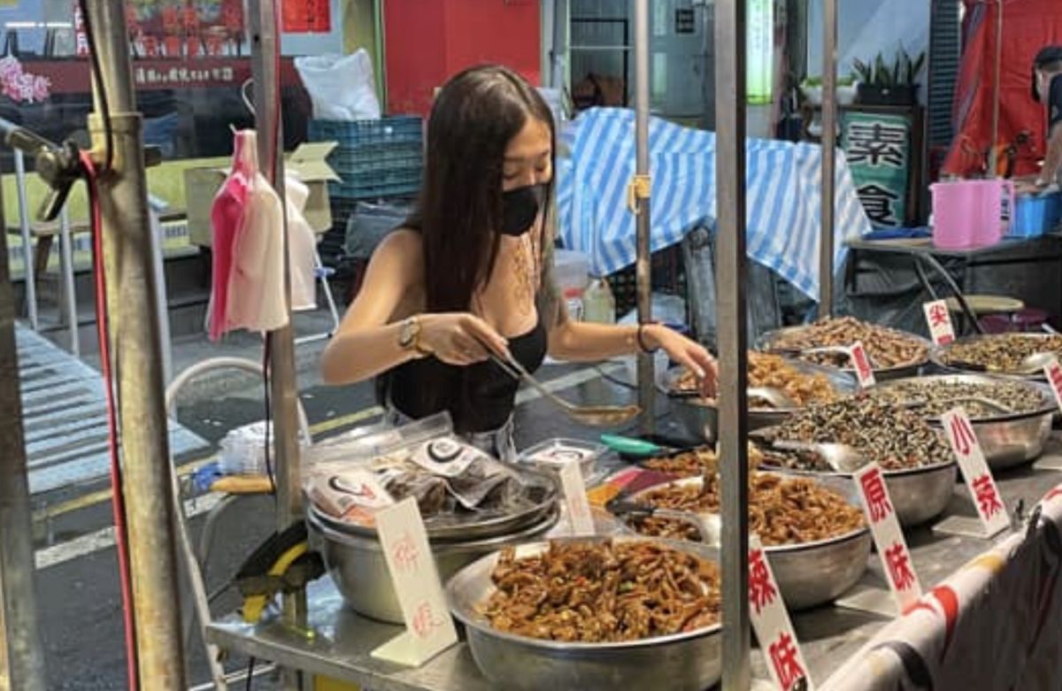 ▲近日臉書社團又有一位老闆娘爆紅，本業是賣燒酒螺的，日常上班都常常被客人捕捉。（圖/爆廢公社公開版）