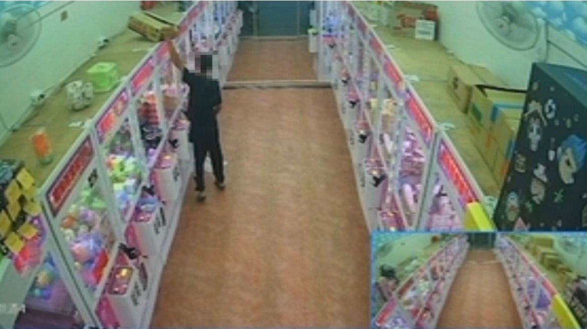 ▲高雄一名張姓男在鳳山區一間夾娃娃機店機台沒夾中商品，私自抱走一箱泡麵當安慰獎被捕時12包泡麵全吃光。(圖／記者郭凱杰翻攝)