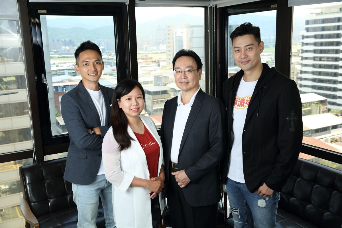▲紅樓創新技術策略長吳文伯（左一）、NFT PM產品經理方心妤（左二）、執行長陳仲彥（右一）、華生集團董事長胡端圓（右二）合影。（圖/品牌提供）