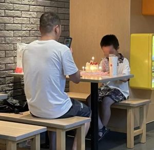 ▲近日網路上留傳一張父子在麥當勞慶生的照片,但卻有人質疑「過生日就帶兒子吃麥當勞嗎」。(圖/翻攝自《經典語錄》) ▲近日網路上留傳一張父子在麥當勞慶生的照片,但卻有人質疑「過生日就帶兒子吃麥當勞嗎」。(圖/翻攝自《經典語錄》)
