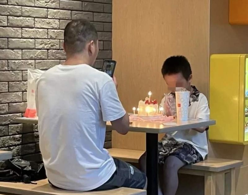 ▲近日網路上留傳一張父子在麥當勞慶生的照片，但卻有人質疑「過生日就帶兒子吃麥當勞嗎」。（圖／翻攝自《經典語錄》）