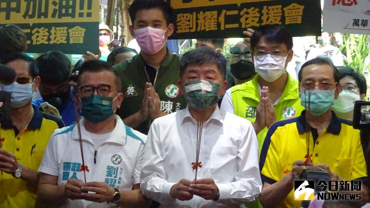 ▲針對疫苗契約保存30年引發爭議，民進黨台北市長參選人、前衛福部長陳時中(右二)表示，證據保存越久真相越明。（圖／記者呂炯昌攝，2022.08.22）