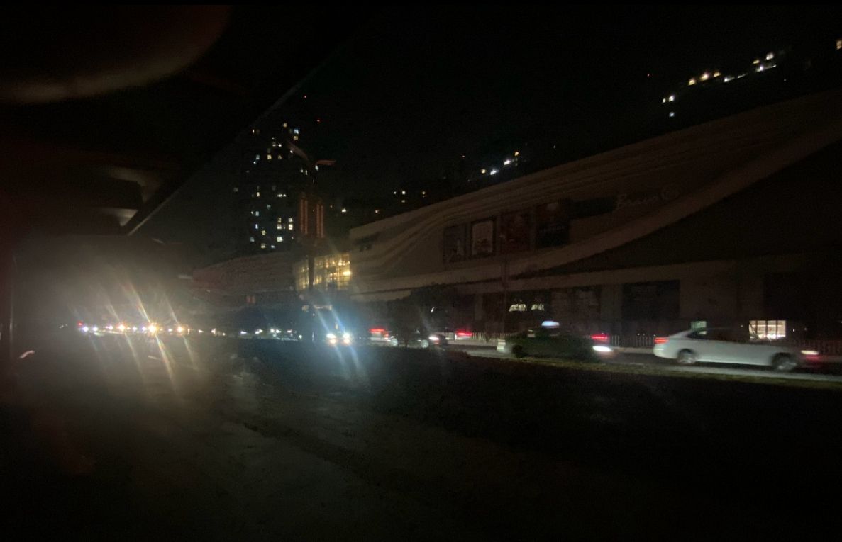 ▲中國限電措施擴大，上海外灘廣告及戶外招牌今起熄燈，四川更直接進入最高級限電措施，民生企業皆受影響。（圖／翻攝自微博）