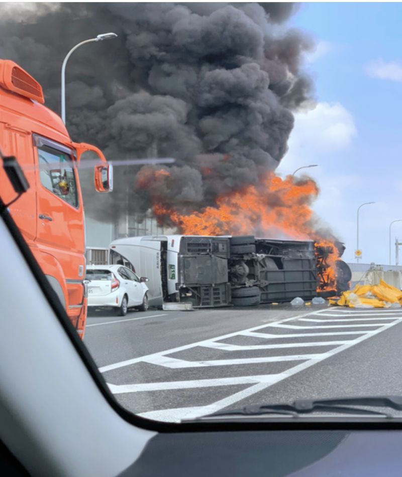 ▲日本名古屋市北區高速公路今天上午有一輛巴士翻車後起火燃燒。消防單位表示，有9人受傷，其中2人呈現心肺功能停止狀態。（圖／翻攝自朝日新聞）
