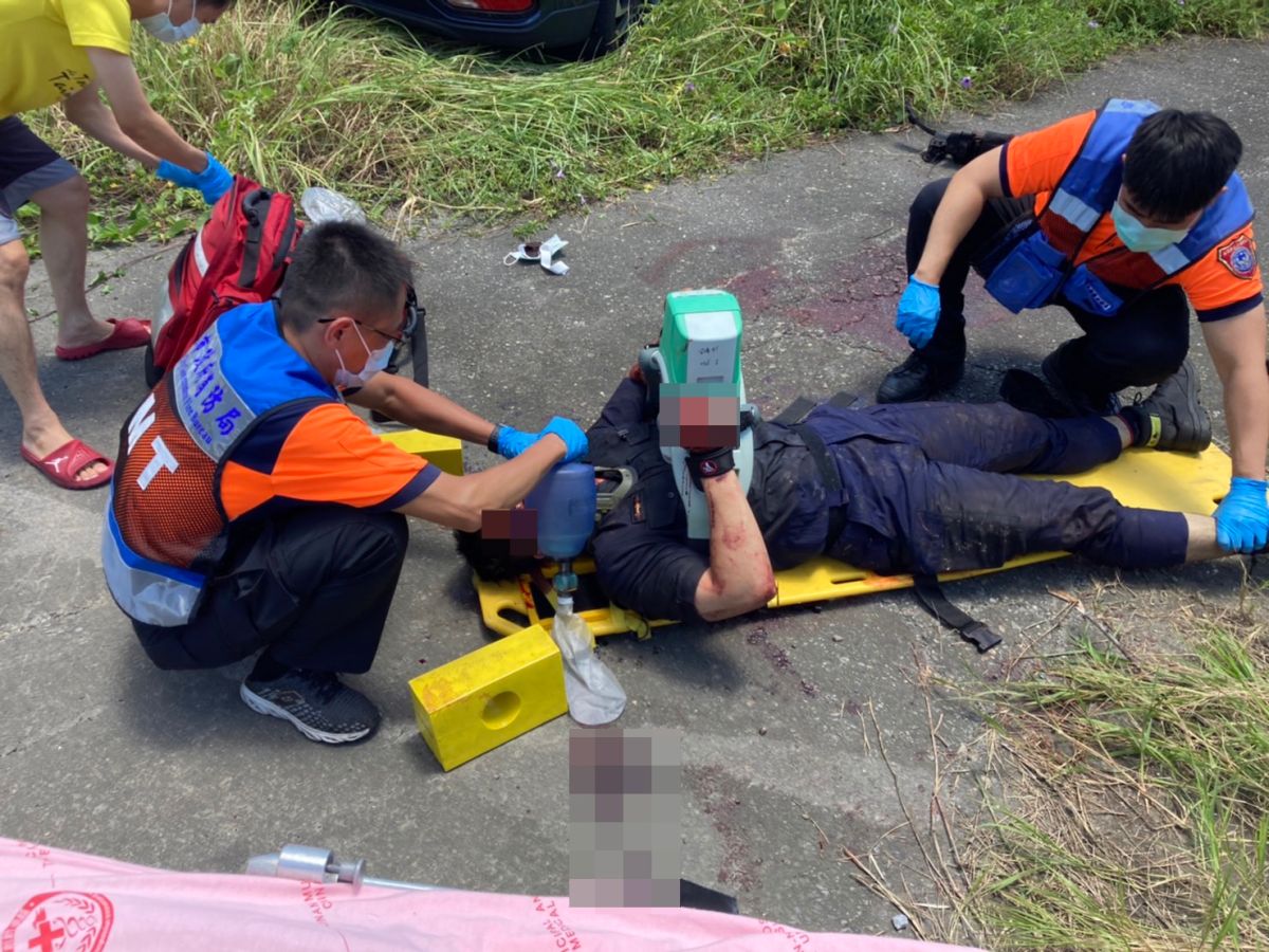 ▲台南二分局民權派出所員警凃明誠、曹瑞傑22日獲報民眾機車失竊，沿路追查到台江大道與北汕尾三路的公墓時，雙雙遭割喉殉職。（圖／翻攝畫面）