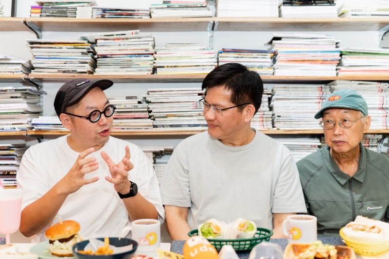 ▲林佳龍日前赴板橋好初早餐，與店主陳頌成就「街角經濟」等議題交換意見。（圖／林佳龍辦公室提供）