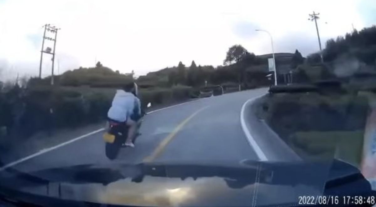 ▲一名重機男載著妹子逆向超車，結果疑似控制不當，失速直接墜下邊坡，畫面引起網友熱議。（圖/爆廢公社公開版）