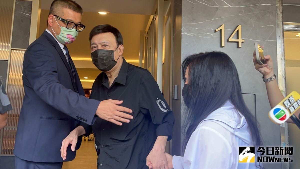 ▲余天現身余苑綺靈堂。（圖／記者侯家瑜攝）