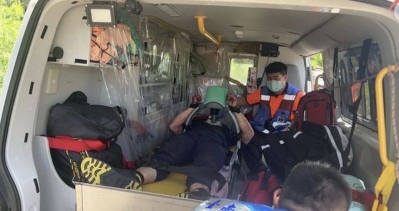 ▲涂姓、曹姓員警，疑在追捕通緝犯的過程中遭到襲擊，最終兩人送醫皆宣告不治。（圖／翻攝自記者爆料網）