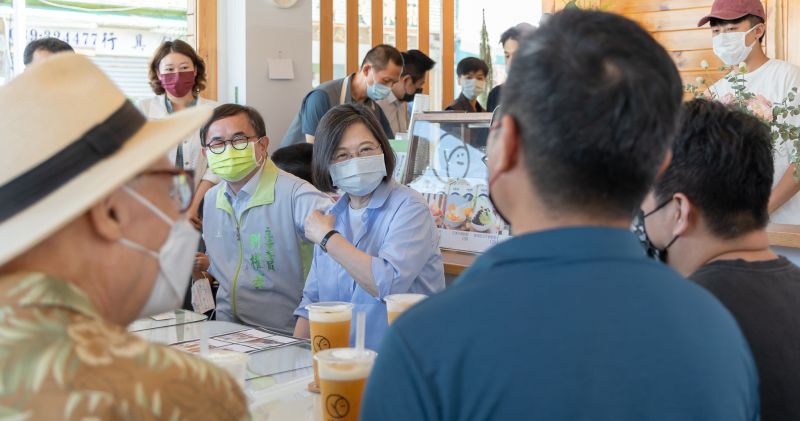 ▲總統蔡英文日前赴台東與在地青年座談，劉櫂豪也出席。（圖／總統府提供）