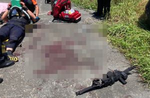 ▲台南警殉職。(圖/記者爆料網) ▲台南2名員警疑在追緝逃犯時受到重傷,後續送醫仍搶救不治,出勤攜帶的「槍、彈匣」也都尚未尋獲。(圖/記者爆料網)