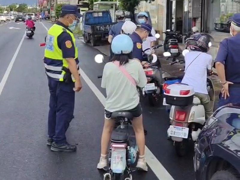 嘉縣警加強外籍人士騎乘電動自行車違規取締
