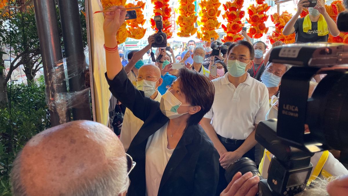 ▲台北市副市長黃珊珊22日出席台灣省城隍廟中元普渡活動，並接受媒體訪問。（圖／黃珊珊辦公室提供）