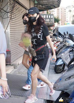 ▲余筱萍(後方黑白格紋)帶著余苑綺女兒現身。(圖/特約記者林敬原攝) ▲余筱萍(後方黑白格紋)帶著余苑綺女兒現身。(圖/特約記者林敬原攝)