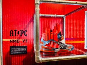 ▲潮創團隊Artpeace Graphic a.k.a ATPC驚喜改造NMD藝術鞋履。（圖／記者蕭涵云）