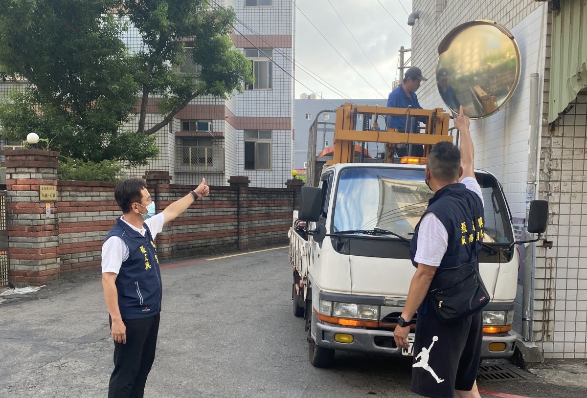 ▲新竹市長春街118巷內反射鏡模糊，龍山里長張文興聯繫修復。（圖/張文興提供）