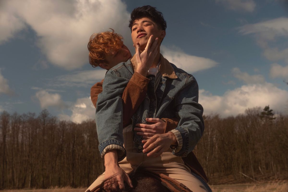 ▲范成章太入戲，竟在拍攝MV時與男模熱吻。（圖／成馬赫娛樂提供）