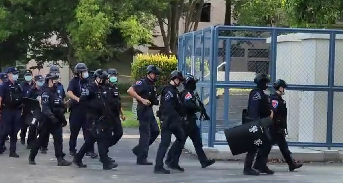 ▲大批荷槍實彈的警員正全力查緝犯嫌中。（圖／翻攝畫面）