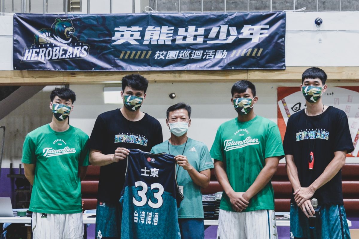 ▲台啤英熊代表致贈士東球衣給士東國小。官方提供