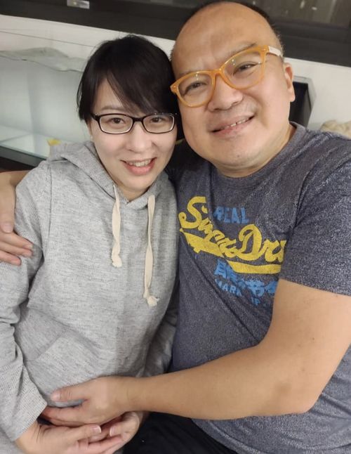 ▲明金成（右）因心源性休克過世，留下了老婆林沛締（左）和一對龍鳳胎兒女。（圖／明金成臉書）